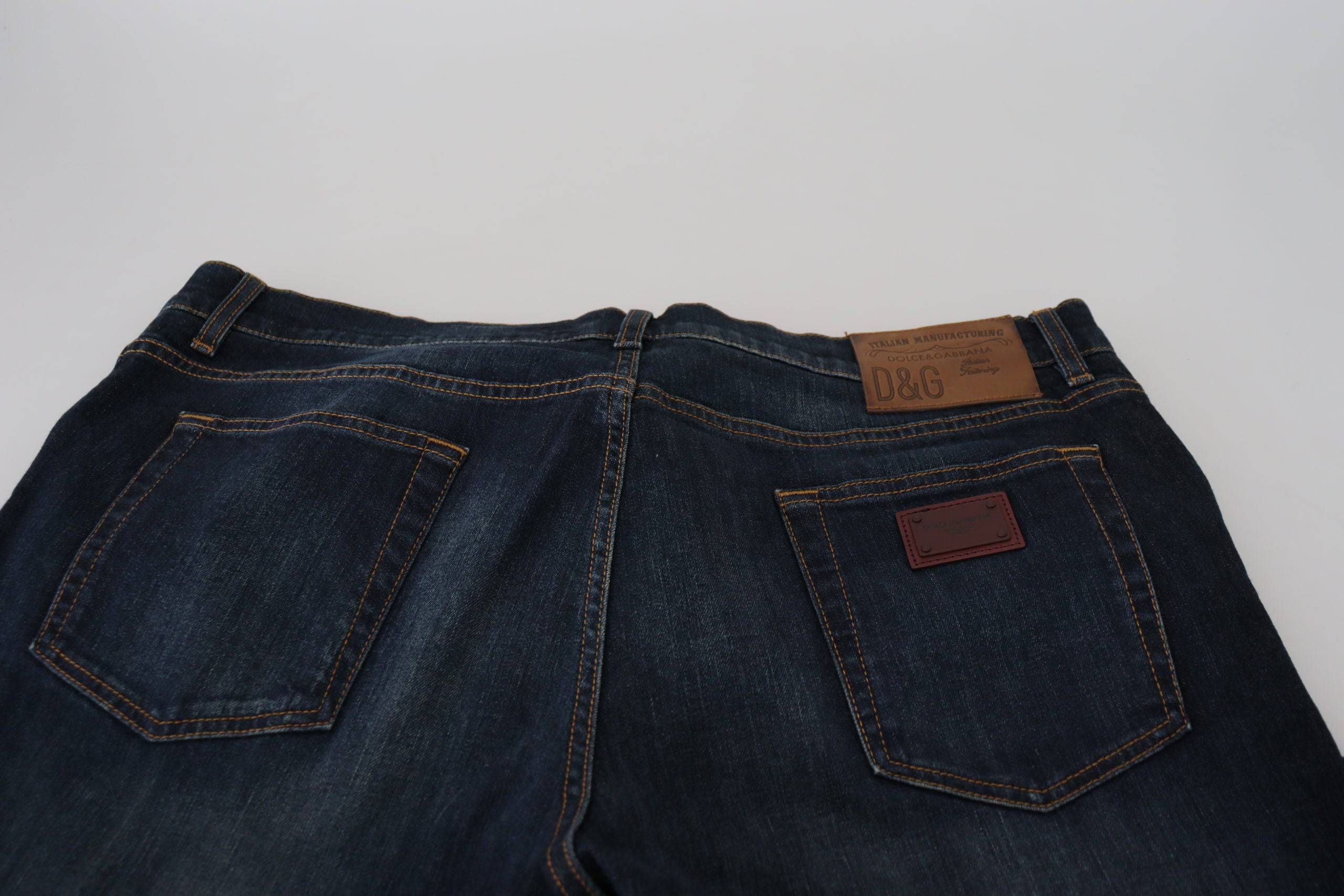 Jeans en denim bleu droit Dolce & Gabbana en coton, style décontracté, visibles avec poches et fermeture devant.