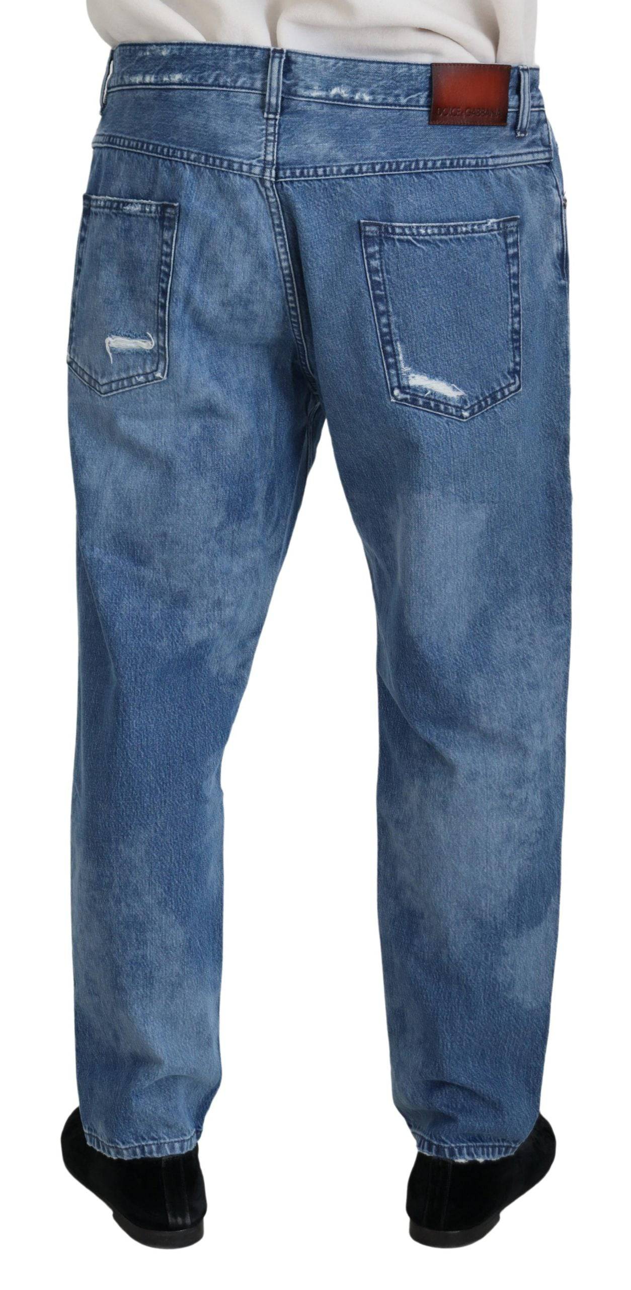 Jeans décontractés en denim bleu lavé de Dolce & Gabbana, coupe classique, avec détails de couture visibles.