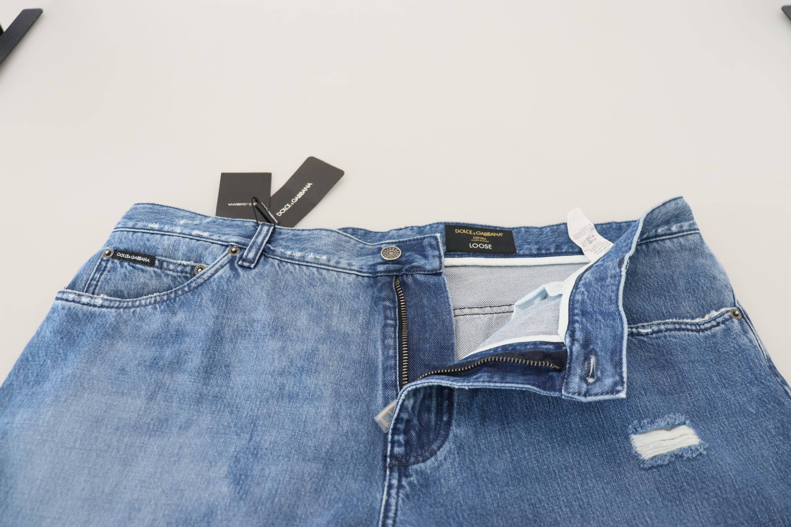 Jeans décontractés en denim bleu lavé de Dolce & Gabbana, coupe classique, détails en coton pour un style élégant et confortable.