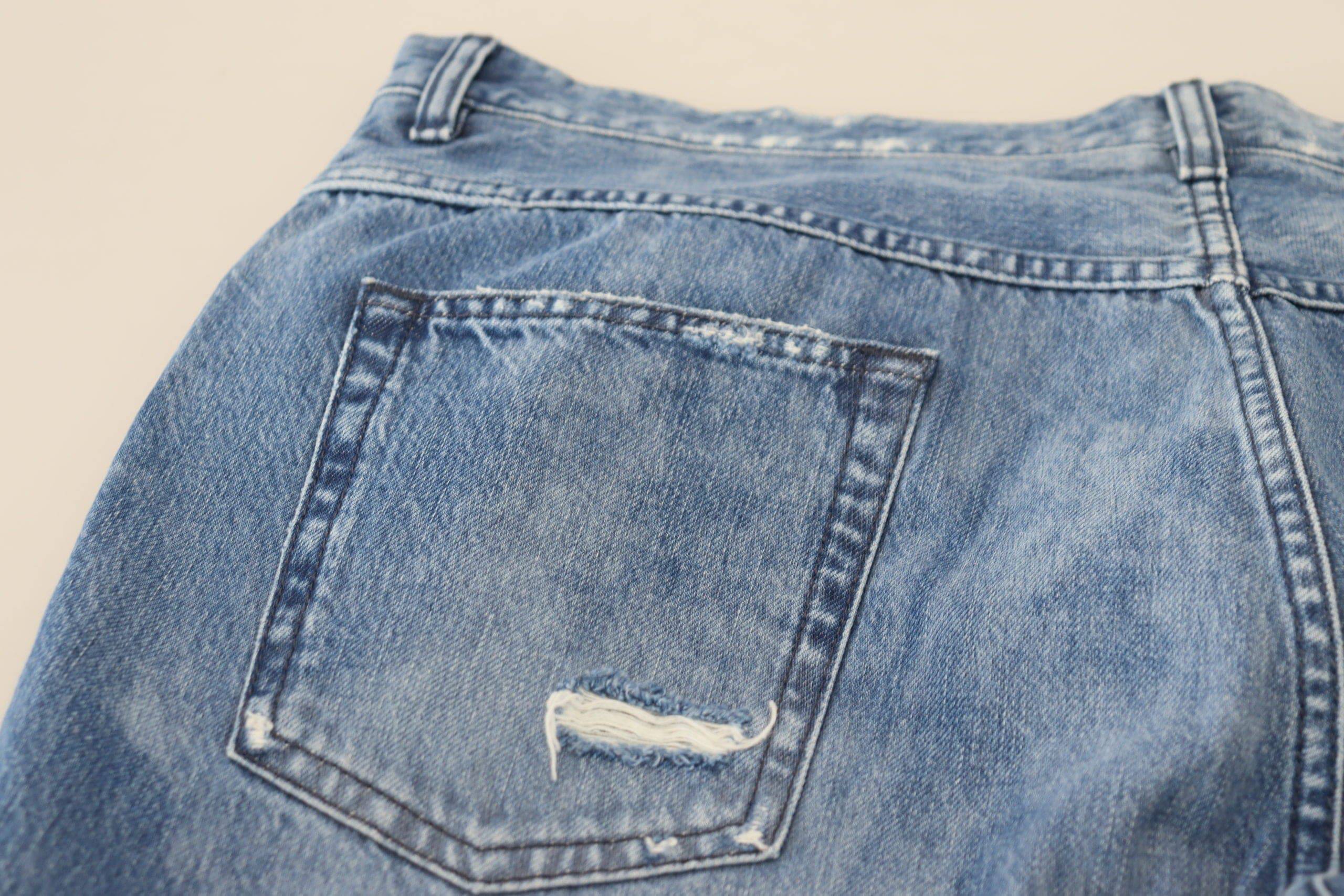 Jeans décontractés en denim bleu en coton lavé de Dolce & Gabbana, coupe classique et détails modernes.