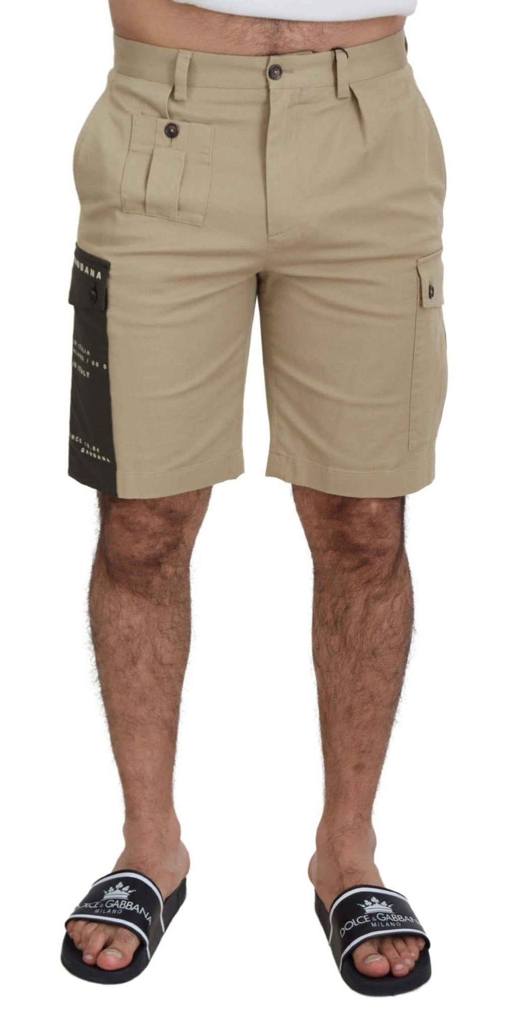 Shorts cargo en coton beige de Dolce & Gabbana, style bermuda avec poches latérales et détails élégants.