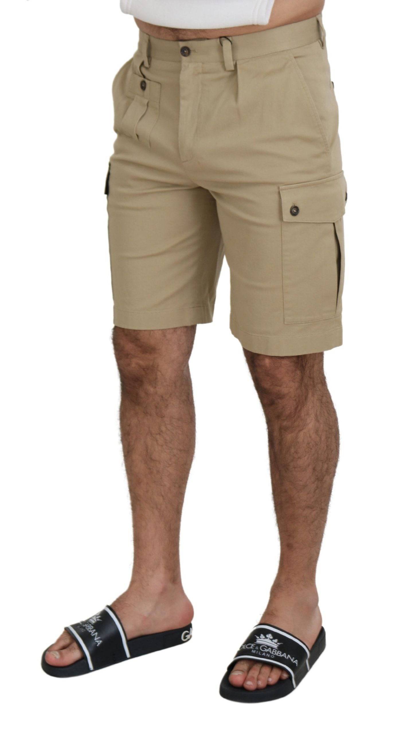 Shorts cargo beige en coton de Dolce & Gabbana, bermuda avec poches latérales et couture élégante.
