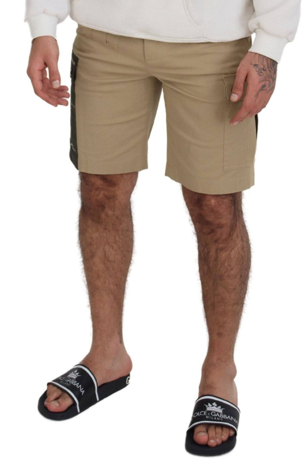 Shorts cargo beige en coton de Dolce & Gabbana, bermuda décontracté avec poches, style élégant et confortable.