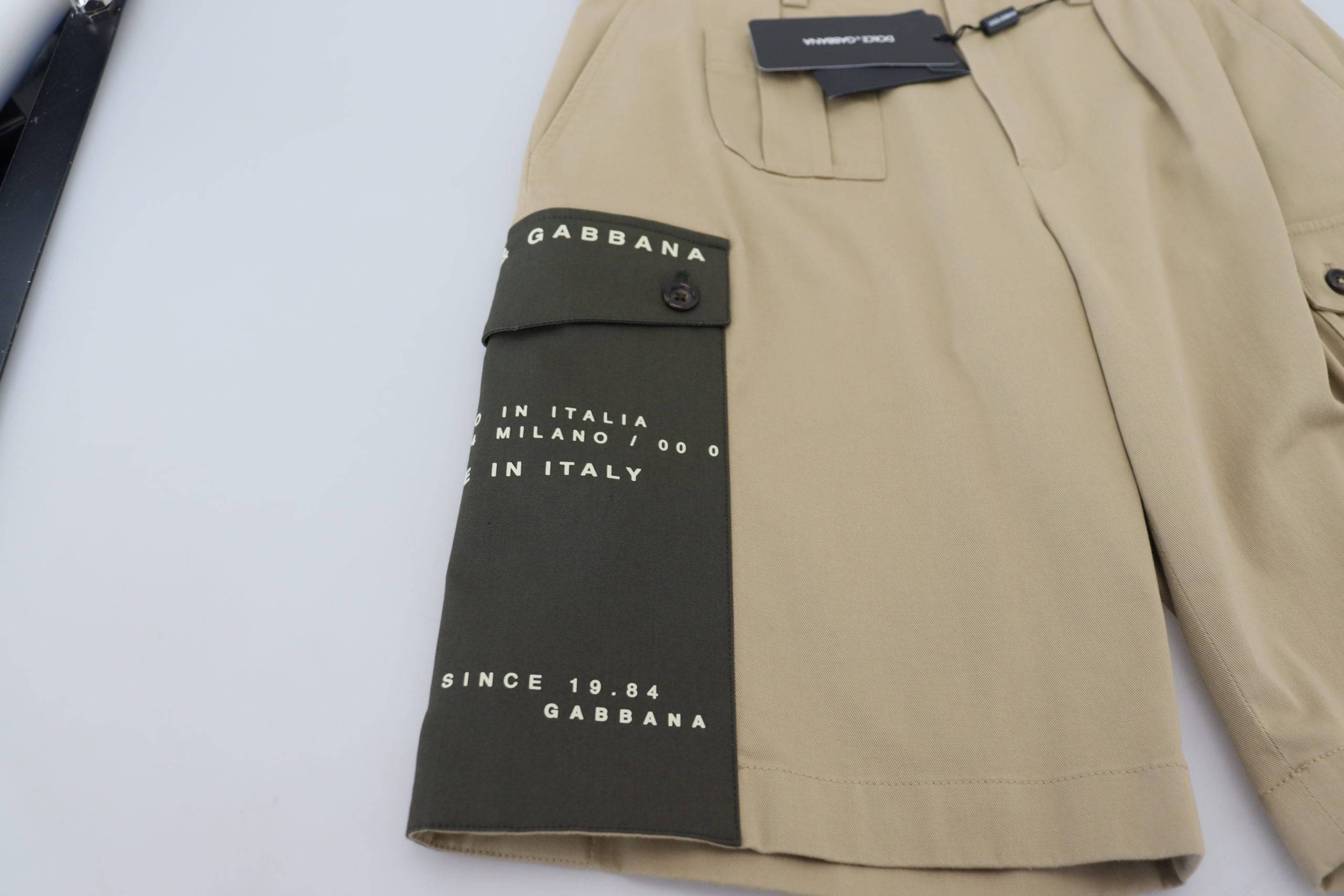 Shorts cargo bermuda en coton beige de Dolce & Gabbana, avec poches latérales et coupe décontractée.