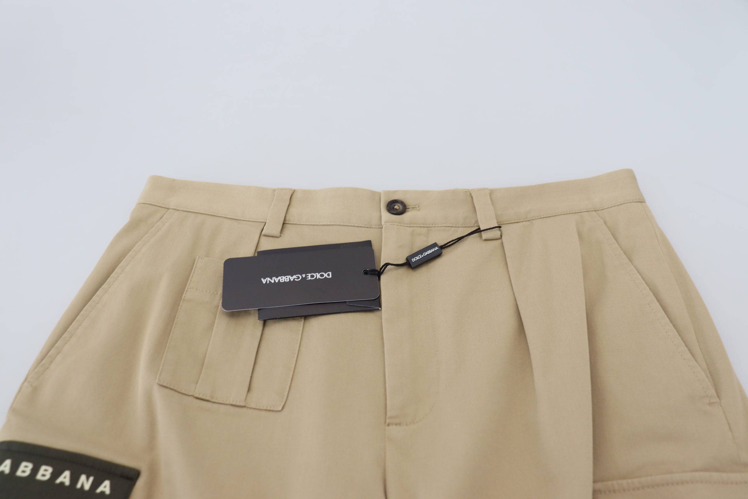 Shorts cargo bermuda en coton beige de Dolce & Gabbana, avec poches latérales et détails de mode élégants.