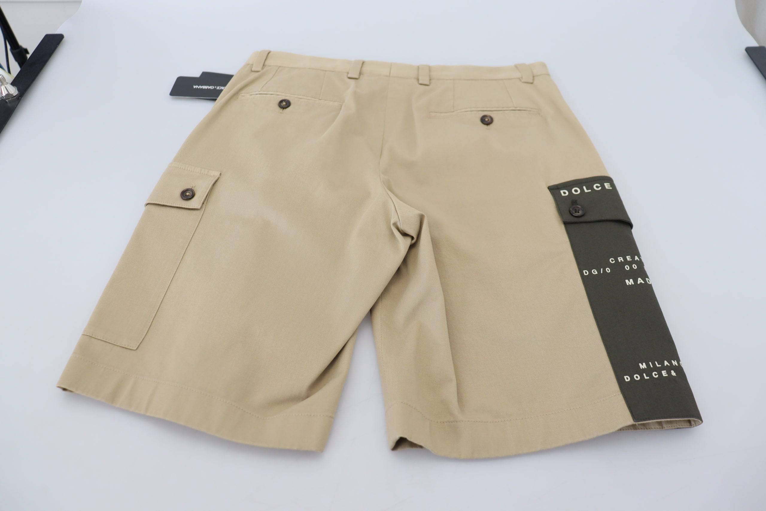 Shorts cargo beige en coton de Dolce & Gabbana, bermuda décontracté avec poches latérales et ceinture ajustable.