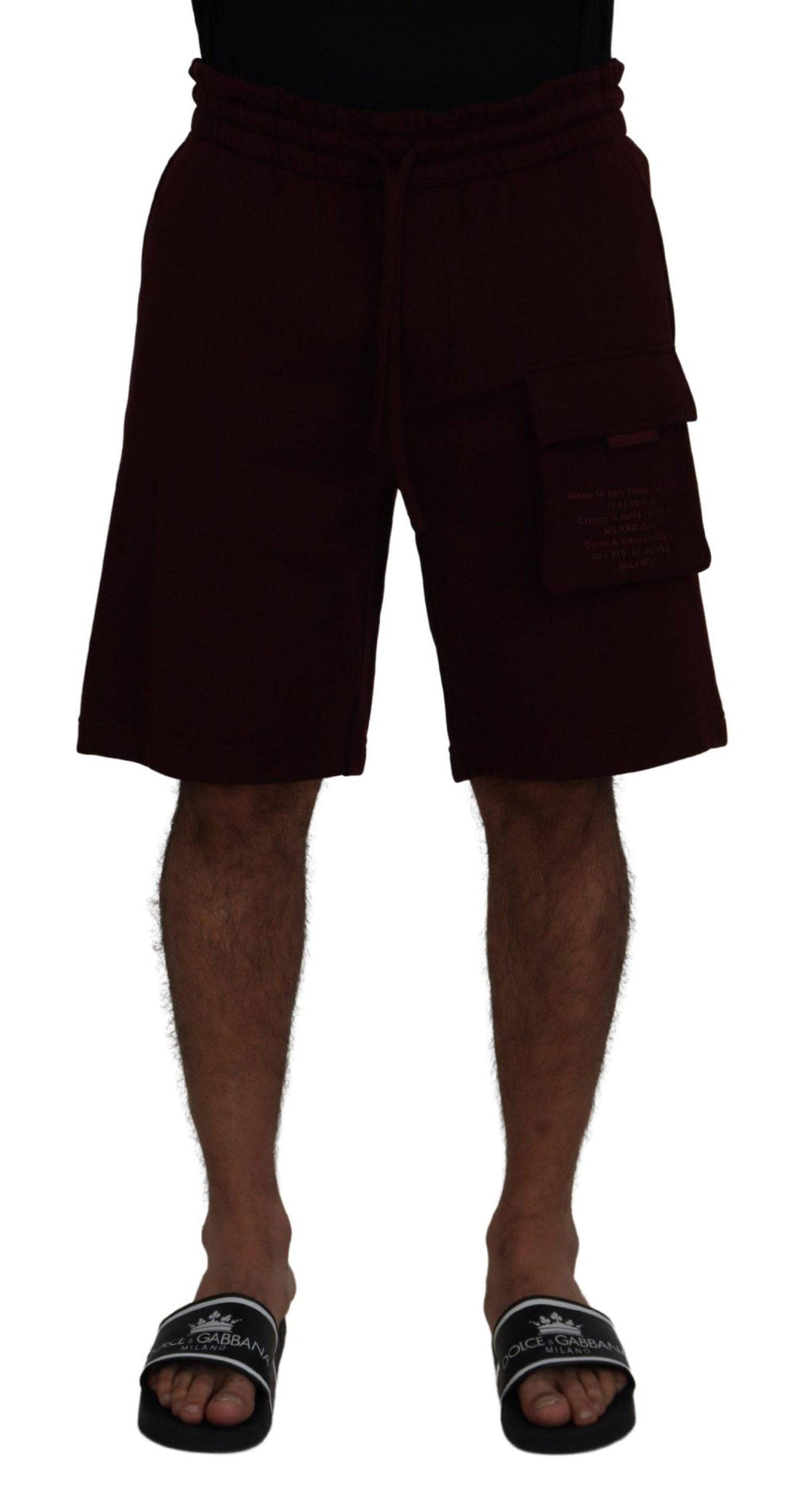 Shorts bermuda cargo pour homme de couleur bordeaux Dolce & Gabbana, style décontracté et tendance.