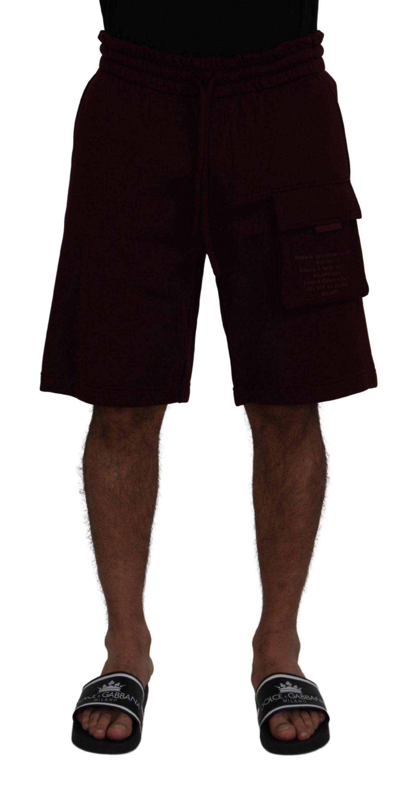 Shorts bermuda cargo pour homme de couleur bordeaux Dolce & Gabbana, style décontracté et tendance.