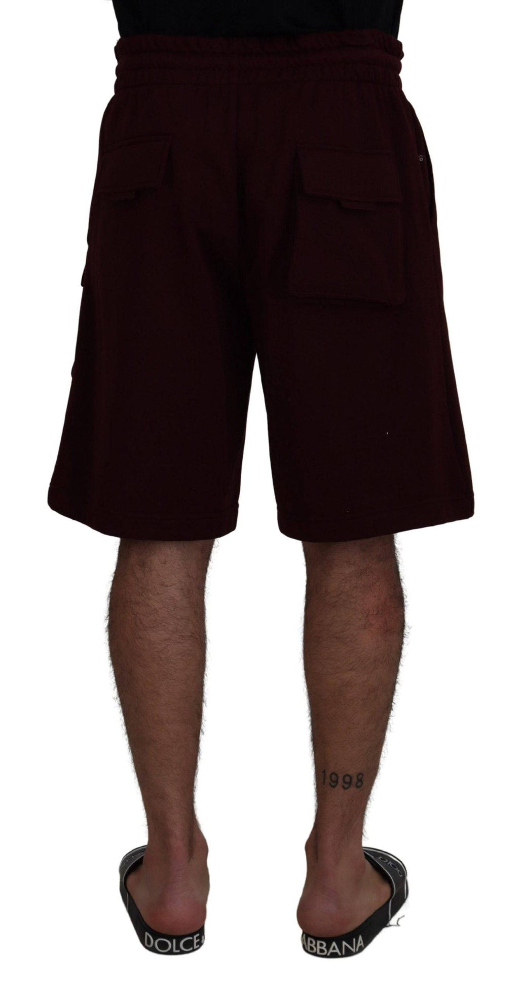 Shorts bermuda cargo pour hommes Dolce & Gabbana en bordeaux, style décontracté avec poches multiples.