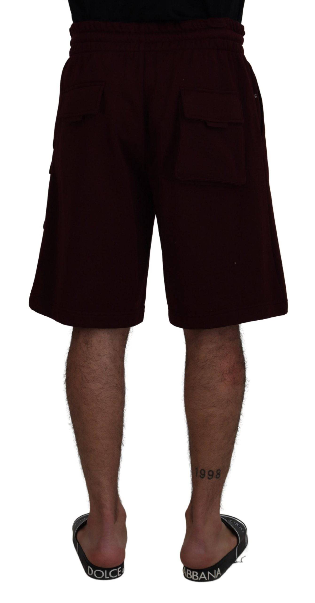 Shorts bermuda cargo pour hommes Dolce & Gabbana en bordeaux, style décontracté avec poches multiples.