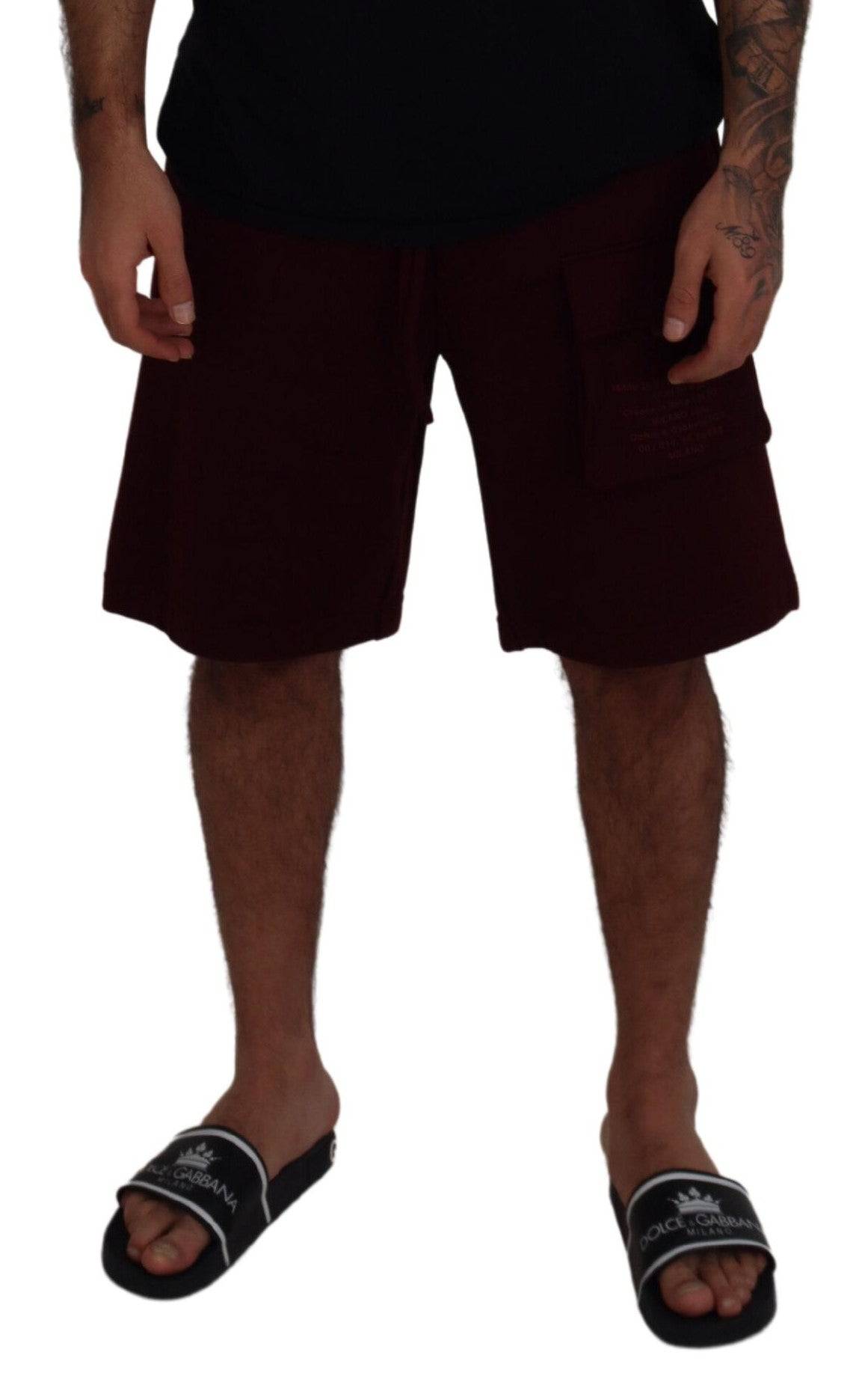 Shorts bermuda cargo pour hommes Dolce & Gabbana de couleur marron bordeaux, avec poches et coupe décontractée.