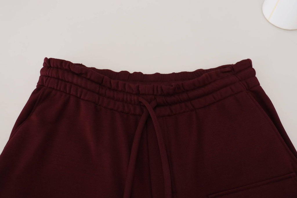 Shorts bermuda cargo pour hommes Dolce & Gabbana en bordeaux, style décontracté avec poches latérales et bouton.
