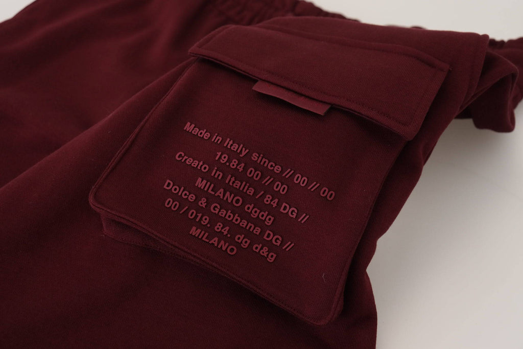Shorts bermuda cargo pour homme Dolce & Gabbana de couleur bordeaux, style décontracté et confort, avec poches latérales.