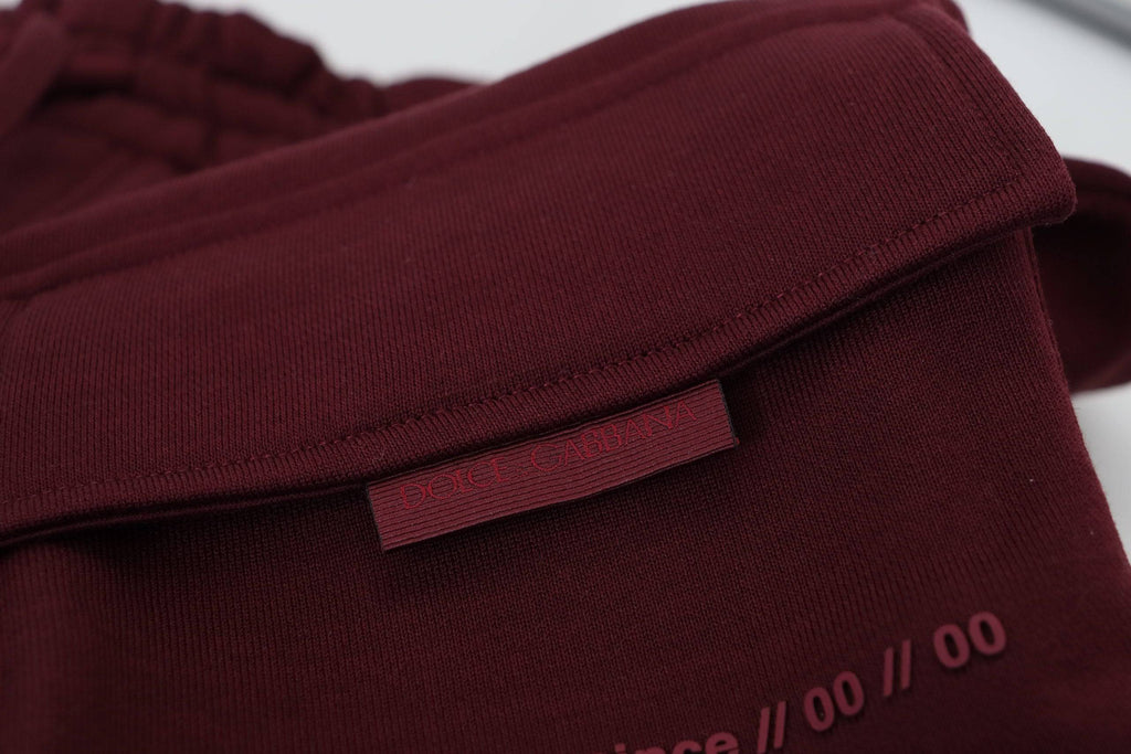 Shorts bermuda cargo pour homme Dolce & Gabbana de couleur bordeaux, style décontracté avec poches latérales.