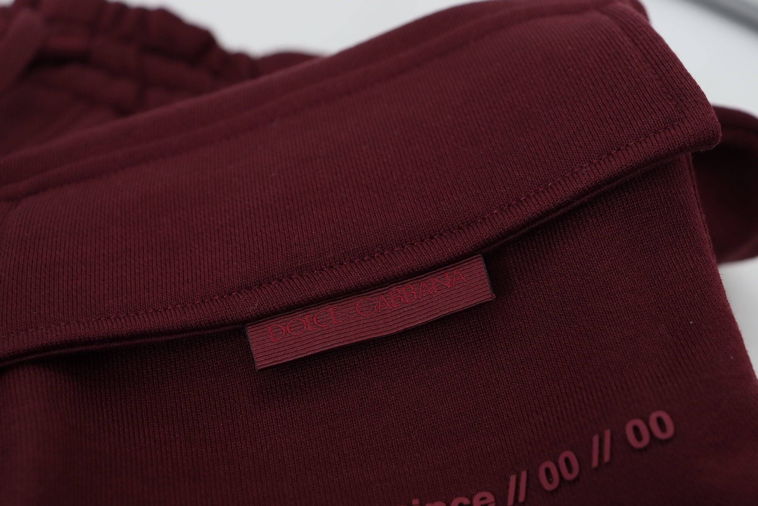 Shorts bermuda cargo pour homme Dolce & Gabbana de couleur bordeaux, style décontracté avec poches latérales.