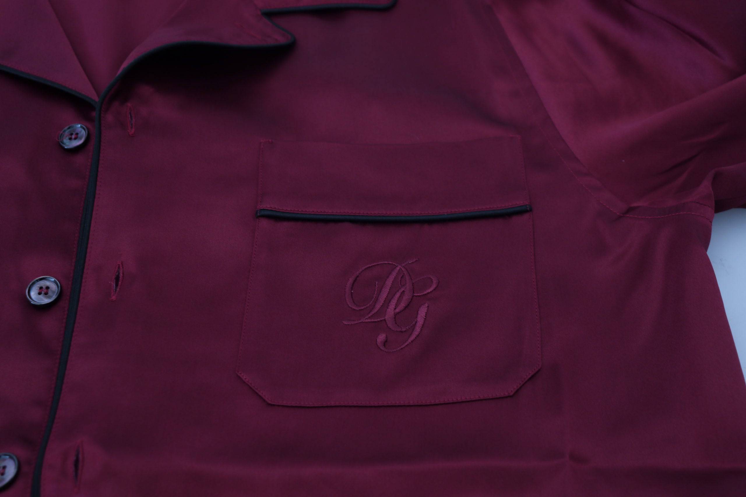 Chemise de pyjama Dolce & Gabbana en soie rouge, haut de détente élégant pour dormir ou lounging.