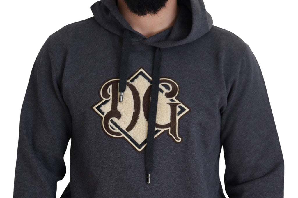 Sweat à capuche en coton gris Dolce & Gabbana avec logo, doux et confortable, porté sur un modèle.