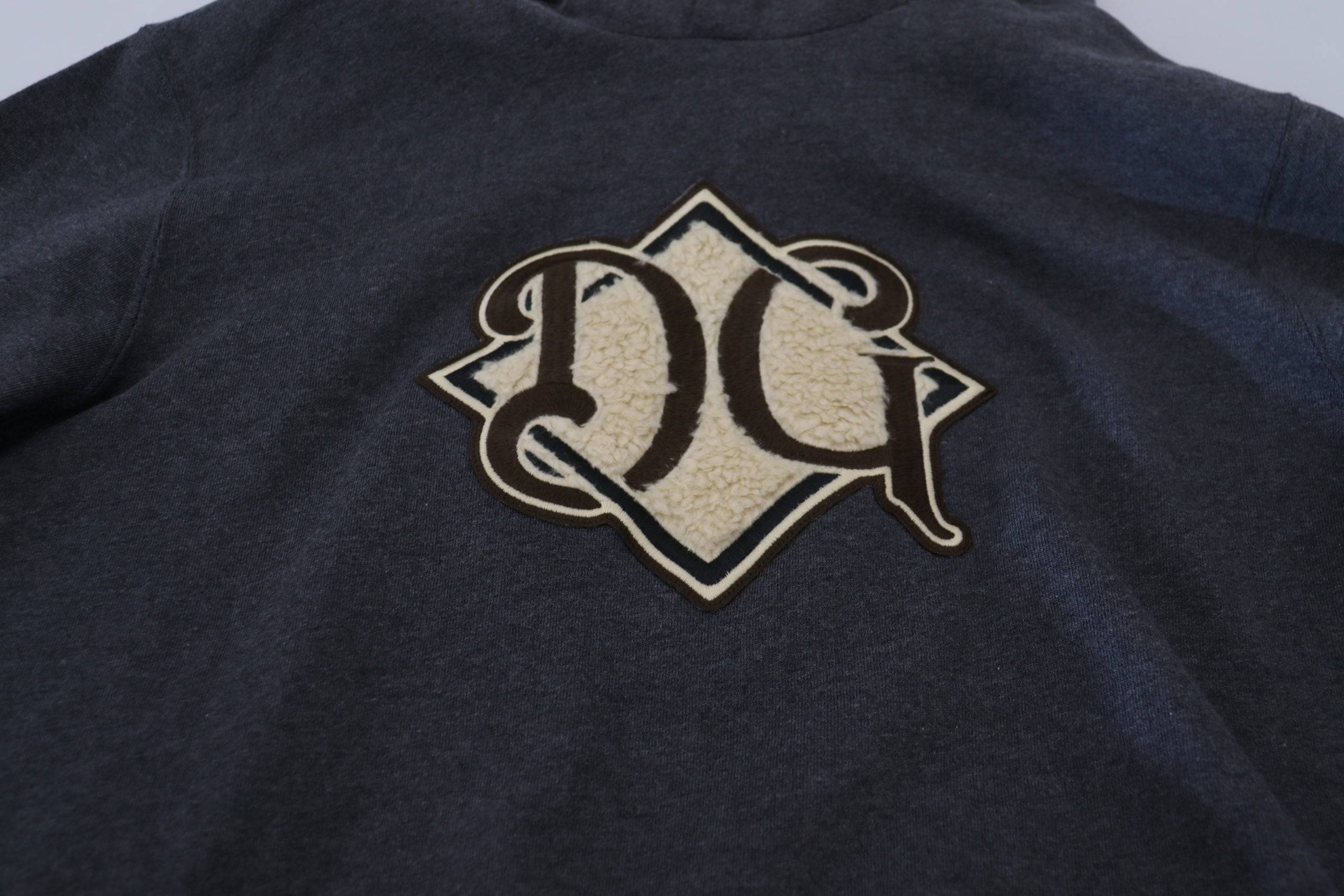 Sweat à capuche en coton gris avec logo Dolce & Gabbana, pull décontracté pour homme, détails visibles.