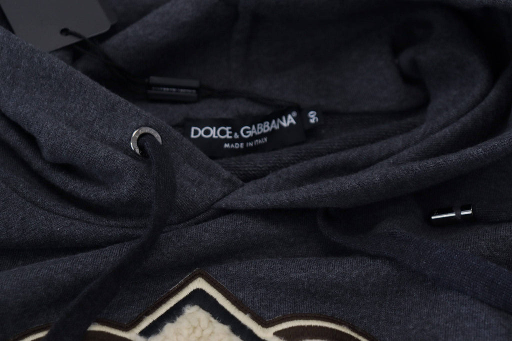 Sweat à capuche gris en coton Dolce & Gabbana avec logo, doux et confortable, porté sur un mannequin.