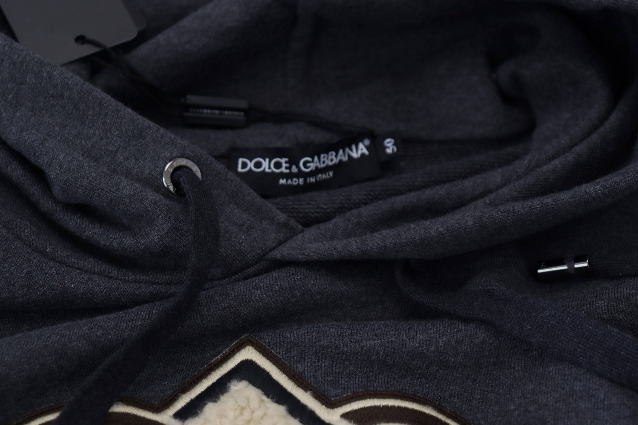 Sweat à capuche gris en coton Dolce & Gabbana avec logo, doux et confortable, porté sur un mannequin.