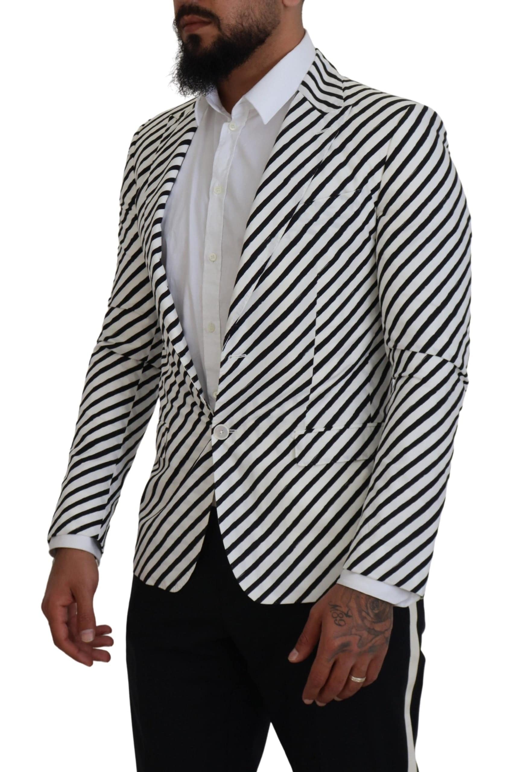Veste blazer Dolce & Gabbana blanche et noire à rayures, coupe slim, élégante et ajustée, portée sur un mannequin.