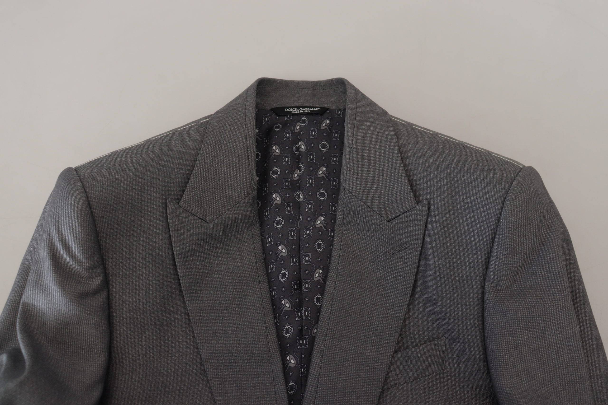 Veste blazer slim fit en laine et soie gris Dolce & Gabbana, élégante et ajustée, visible sur un mannequin.