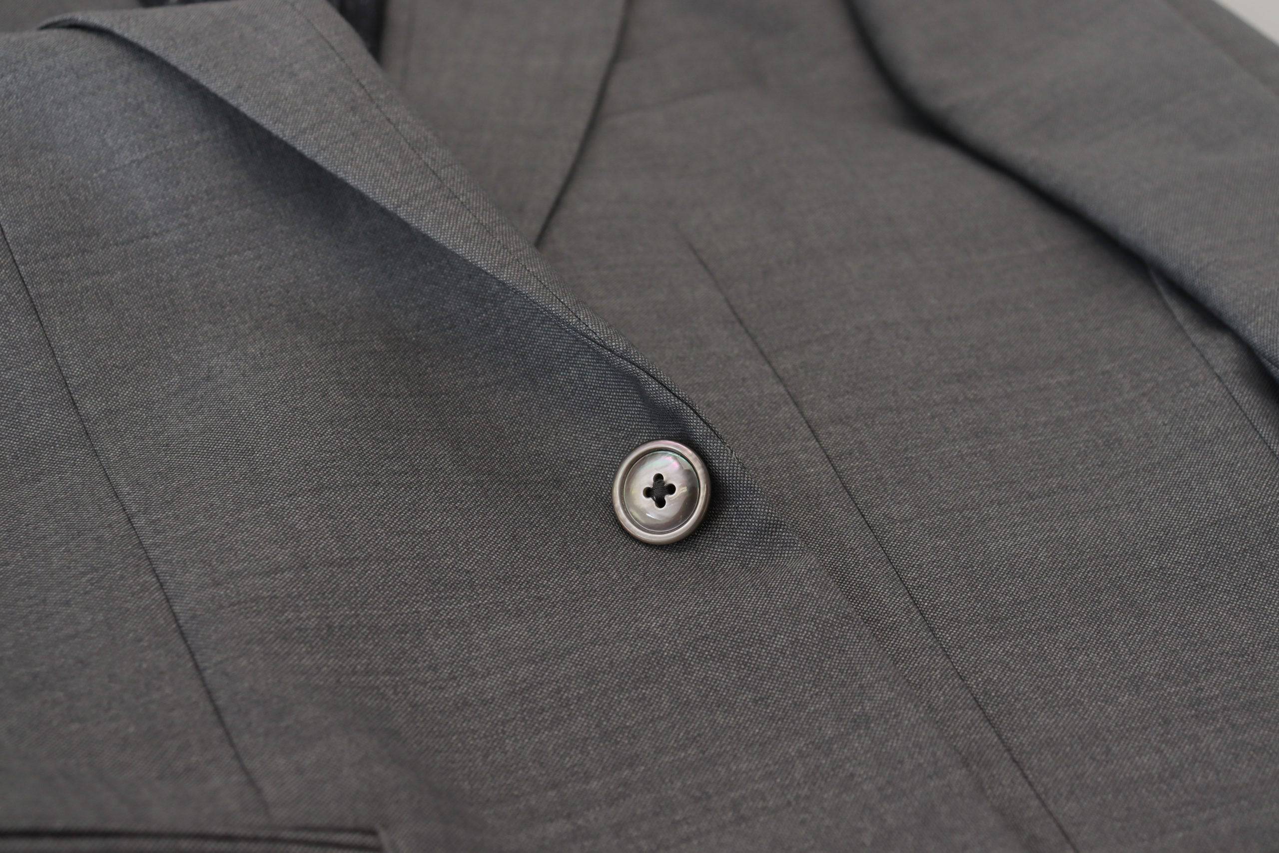 Veste blazer en laine et soie gris clair de Dolce & Gabbana, coupe slim fit, élégante et sophistiquée, vue en gros plan.