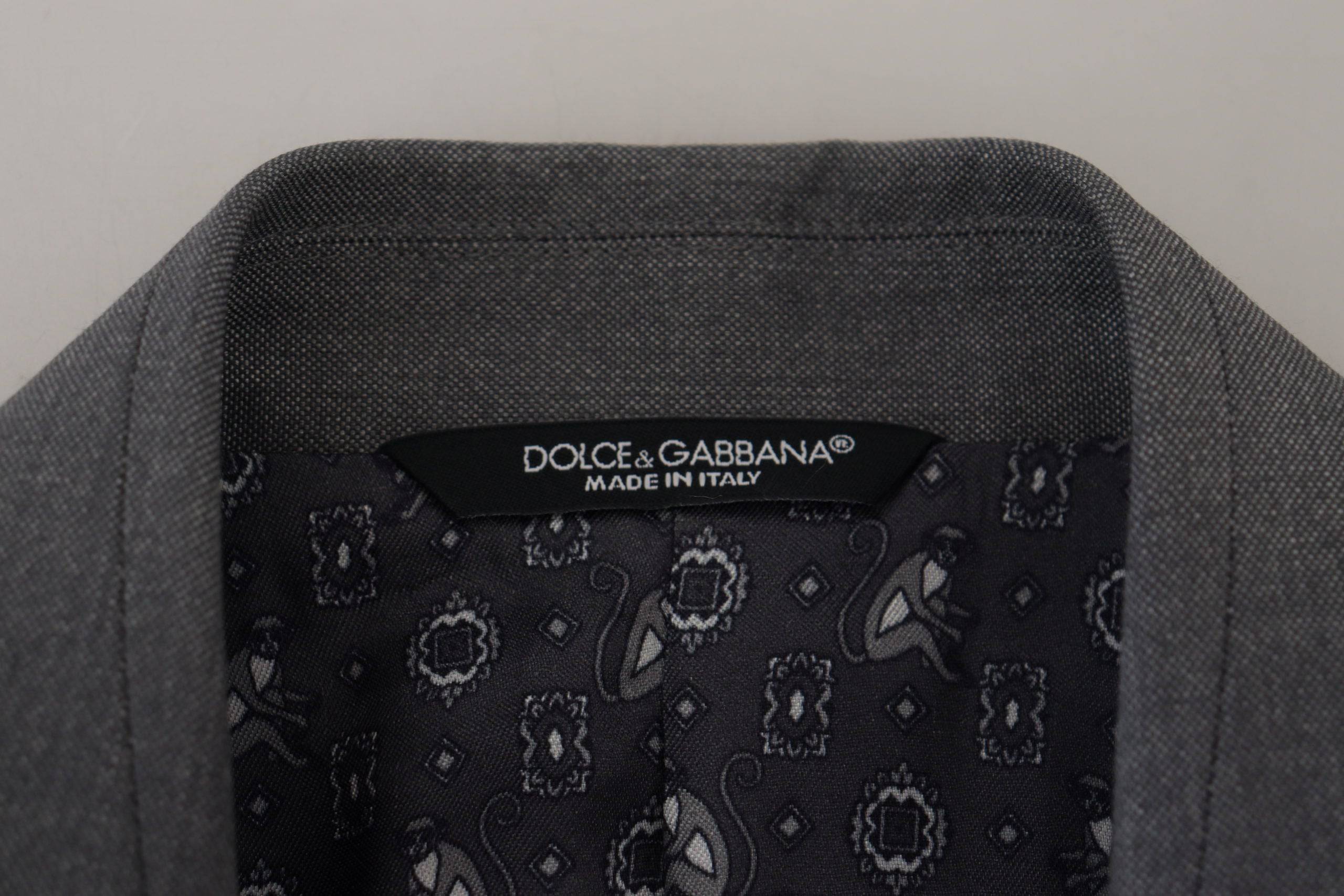 Veste blazer en laine et soie gris Dolce & Gabbana, coupe slim fit, élégante et sophistiquée, vue de face sur mannequin.