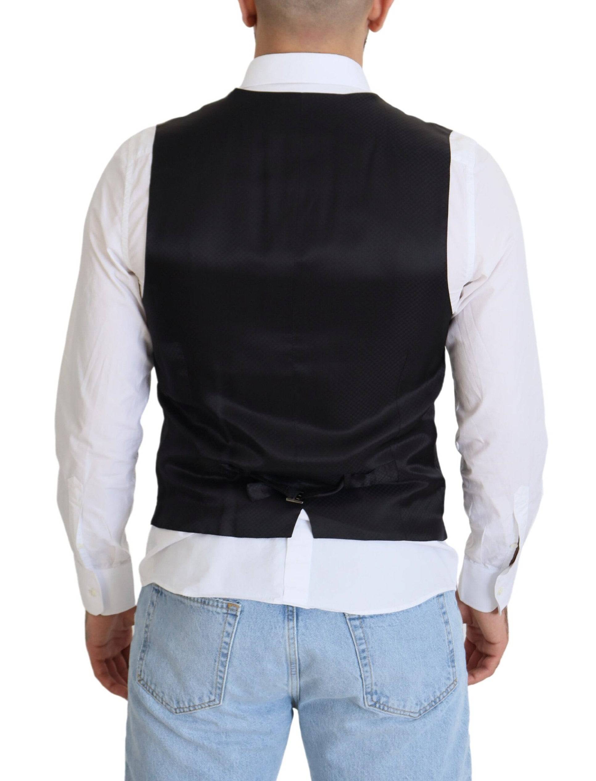 Gilet formel en laine noire stretch Dolce & Gabbana avec taille ajustable, porté en contexte élégant.