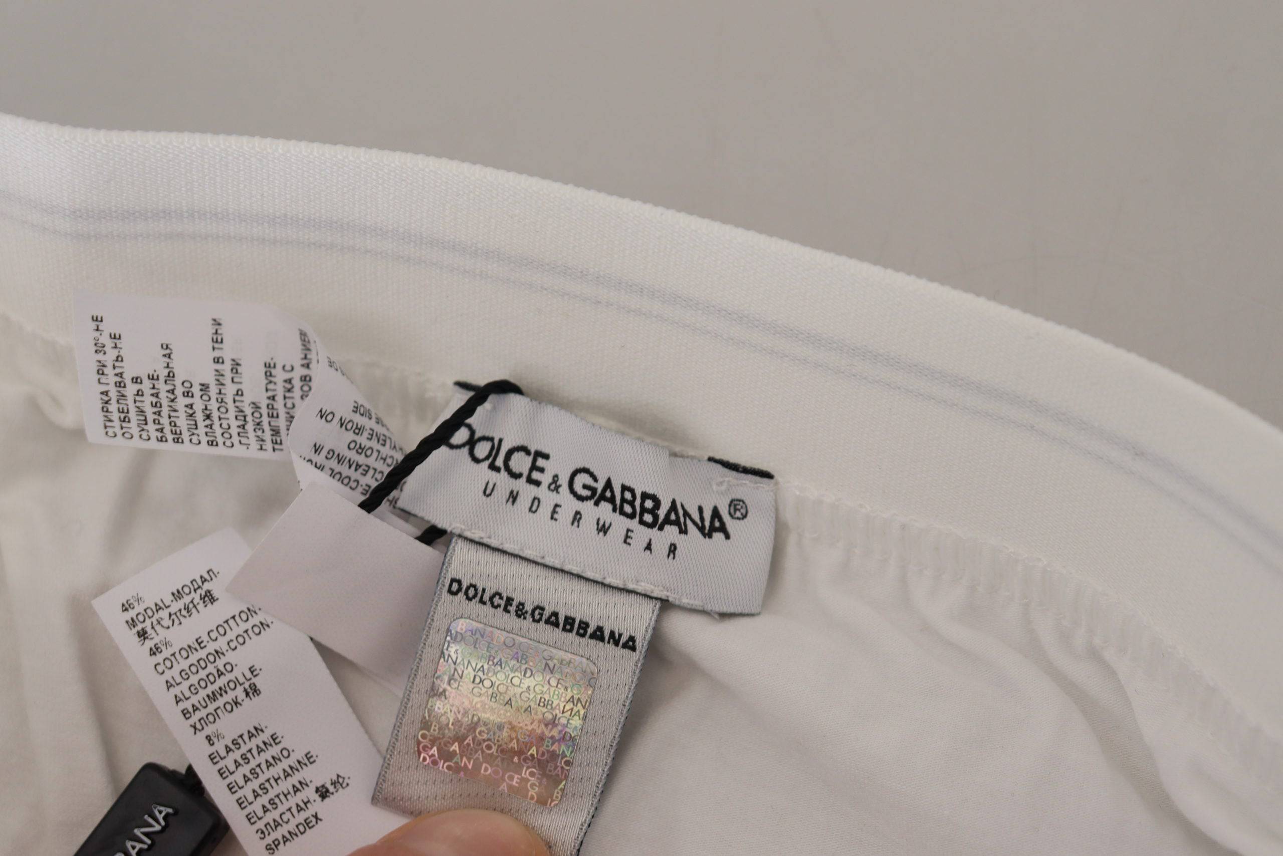 Sous-vêtements boxers blancs en coton mélangé de Dolce & Gabbana, style classique et confortable.