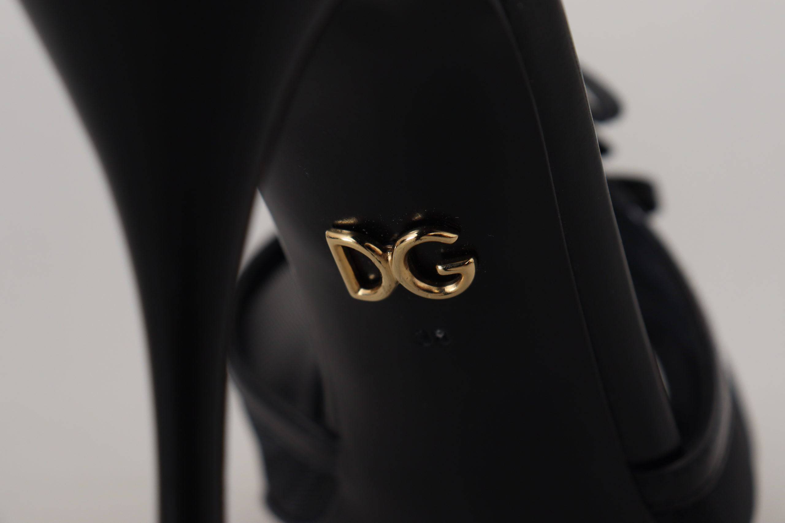 Sandales à talons aiguilles noires de Dolce & Gabbana, chaussures élégantes en cuir avec bride arrière et semelle fine.