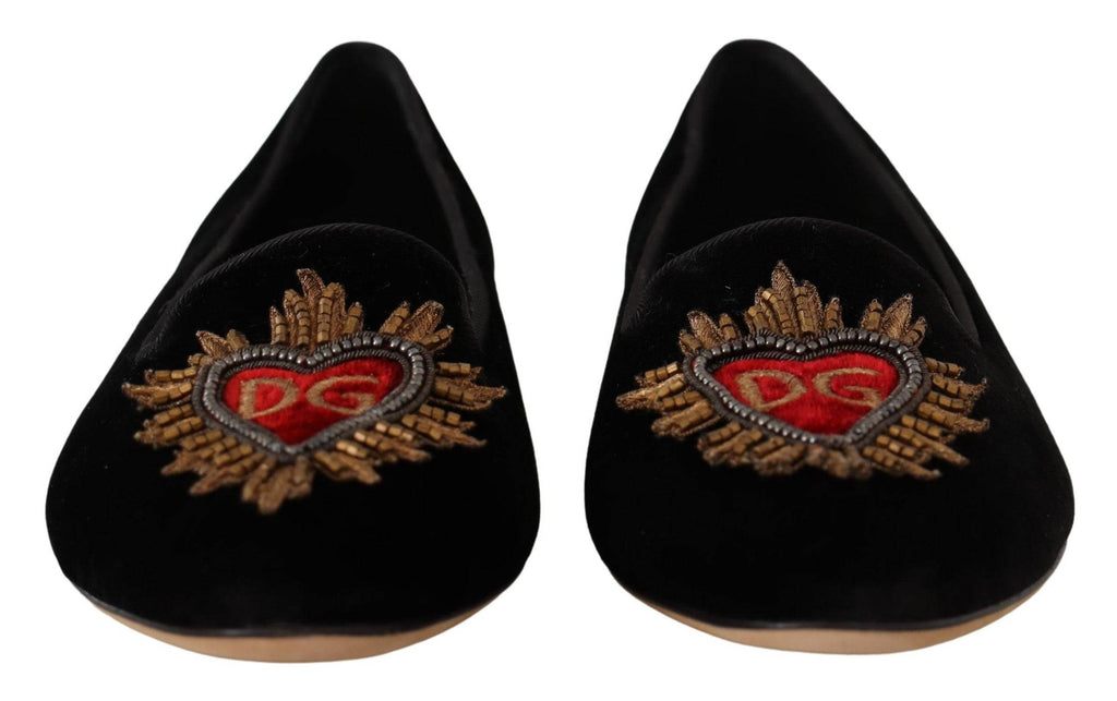 Chaussures plates Dolce & Gabbana DG Sacred Heart noire avec patch, slip-on élégantes et confortables pour femme.
