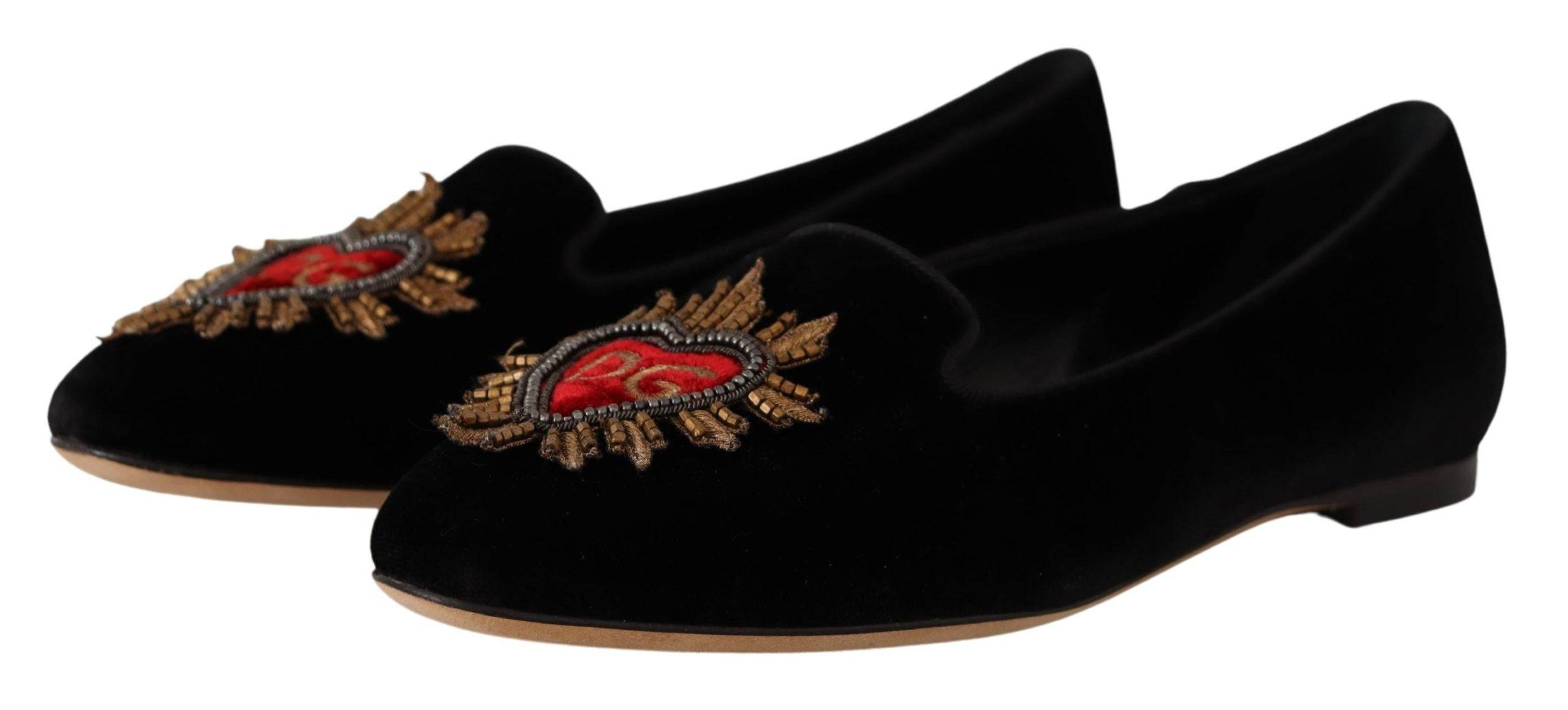 Chaussures plates à enfiler Dolce & Gabbana noir avec patch cœur sacré DG, élégantes et modernes.
