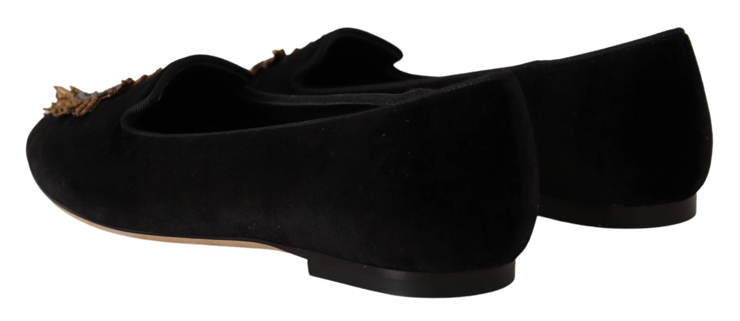 Chaussures plates Dolce & Gabbana en cuir noir avec patch cœur sacré DG, slip-on élégantes et confortables.