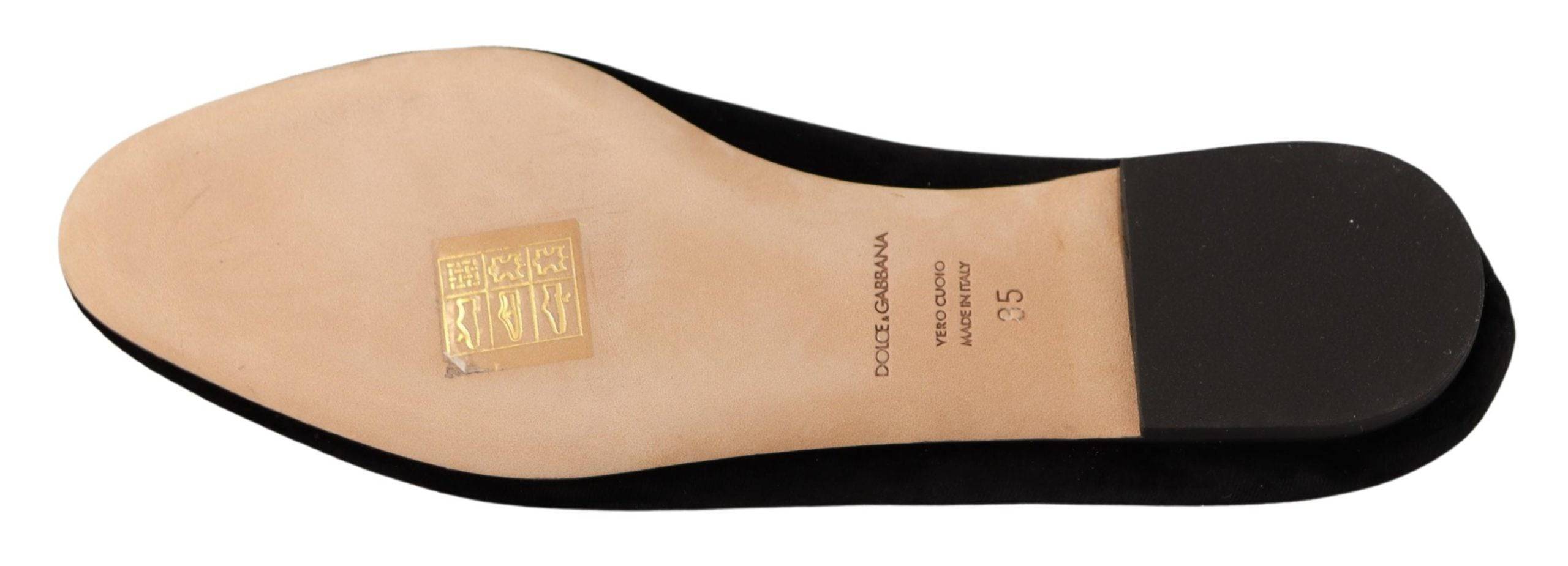 Chaussures plates Dolce & Gabbana DG Sacred Heart en noir avec patch, slip-on, design élégant et détaillé visible sur l'image.