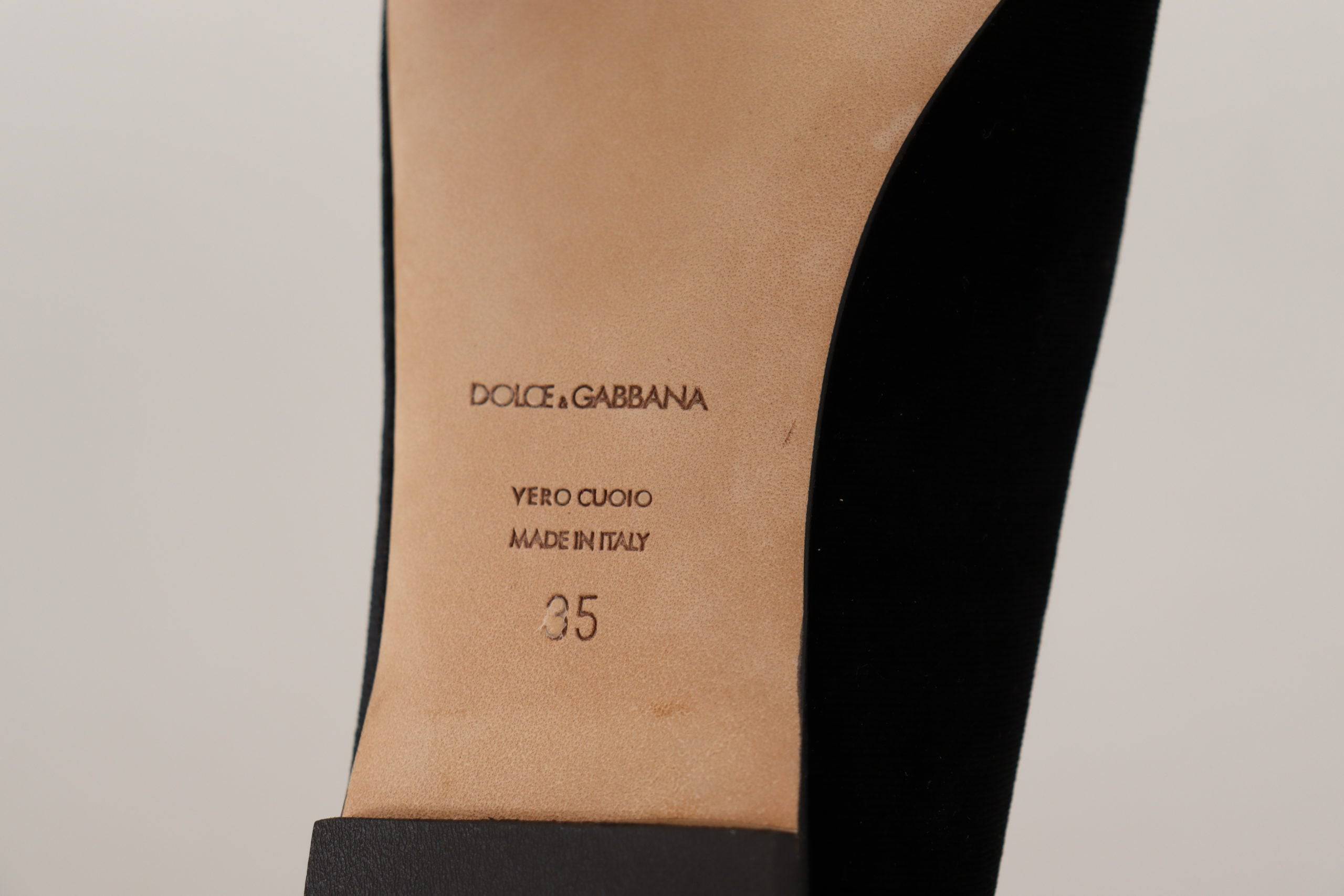 Chaussures plates Dolce & Gabbana DG Sacred Heart en noir avec patch, slip-on, design élégant et moderne.