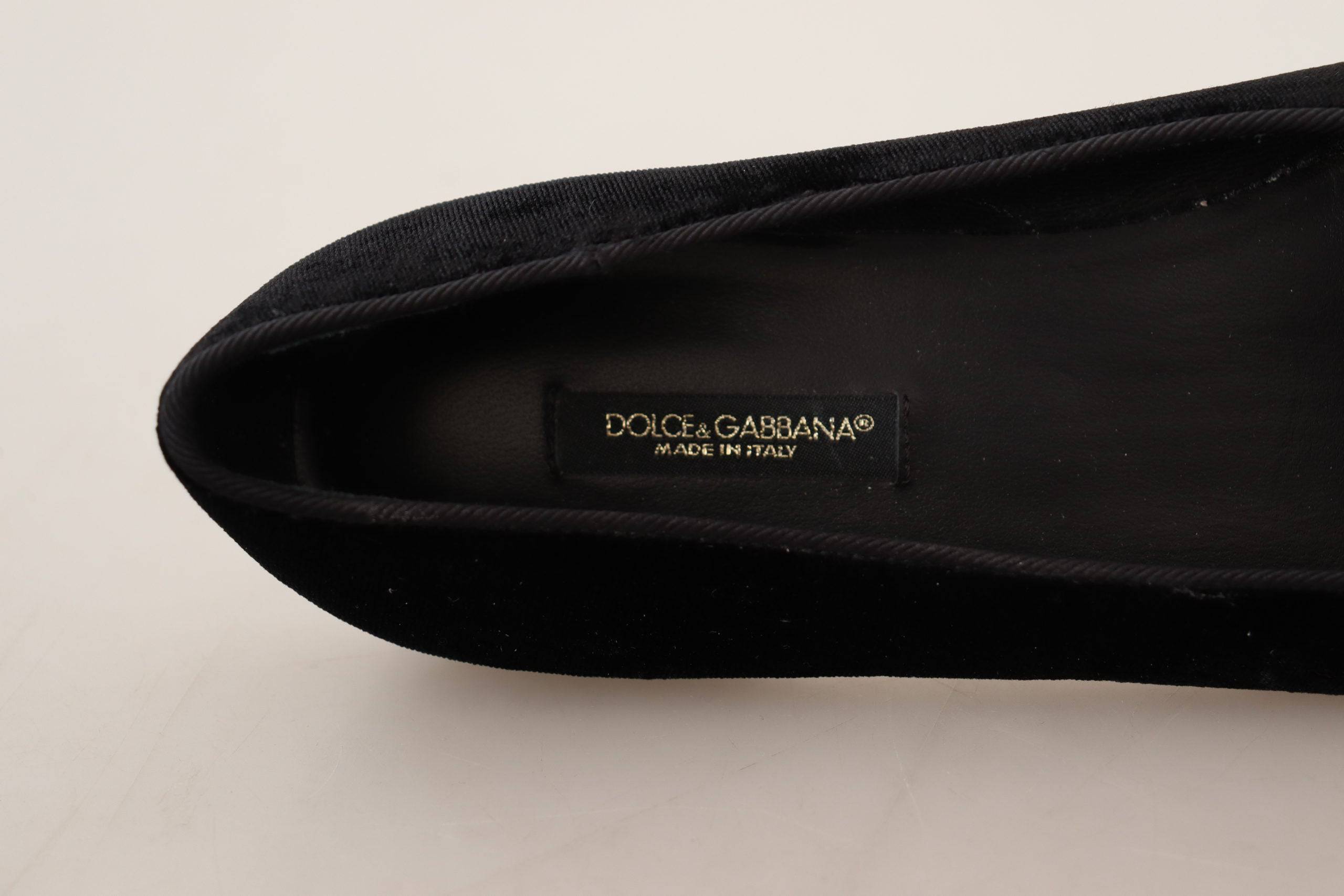 Chaussures plates Dolce & Gabbana DG Sacred Heart en noir avec patch, vue de face, chaussures slip-on élégantes et confortables.