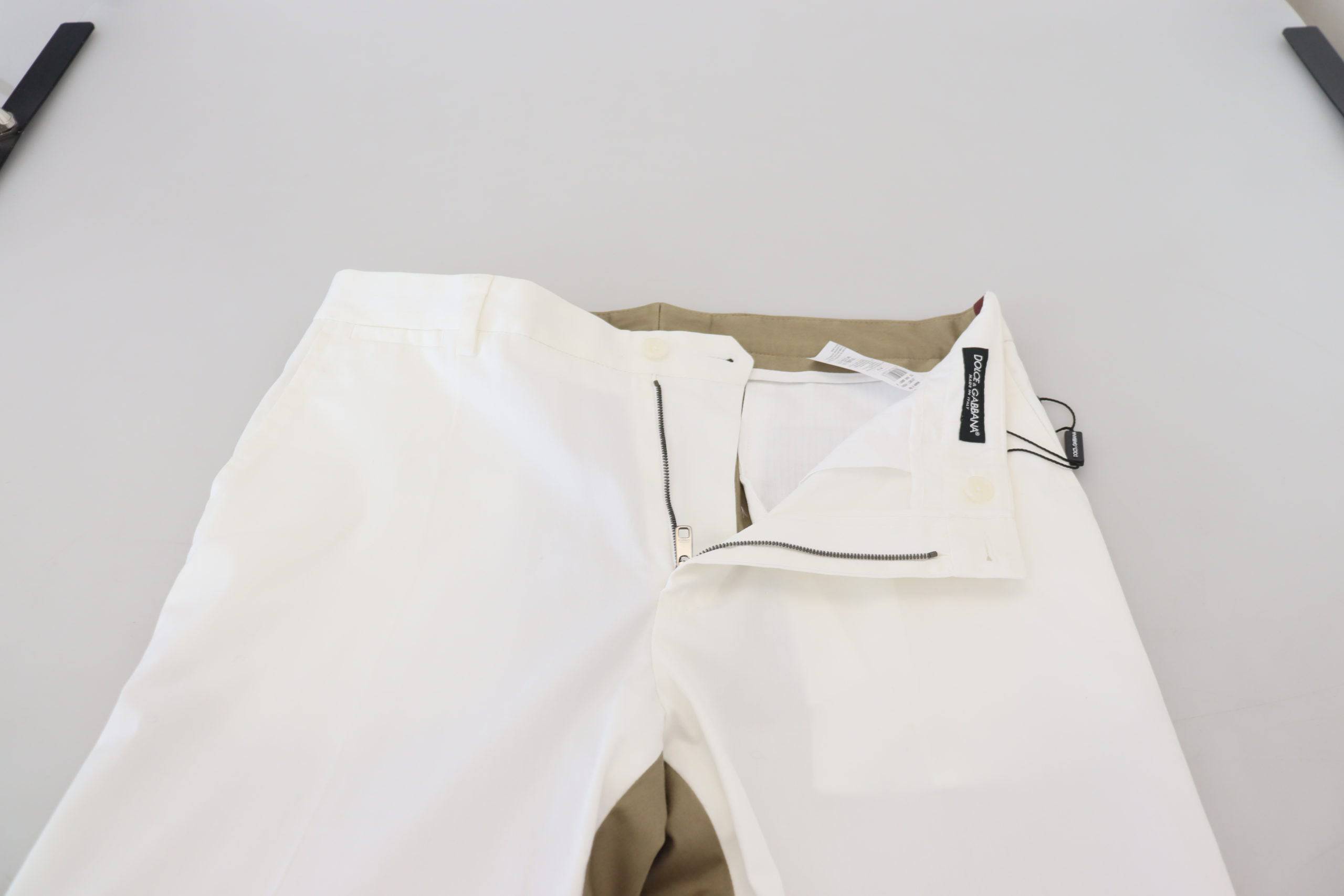 Pantalons chino slim fit blancs et marron Dolce & Gabbana, en coton, avec coupe élégante et détails modernes.