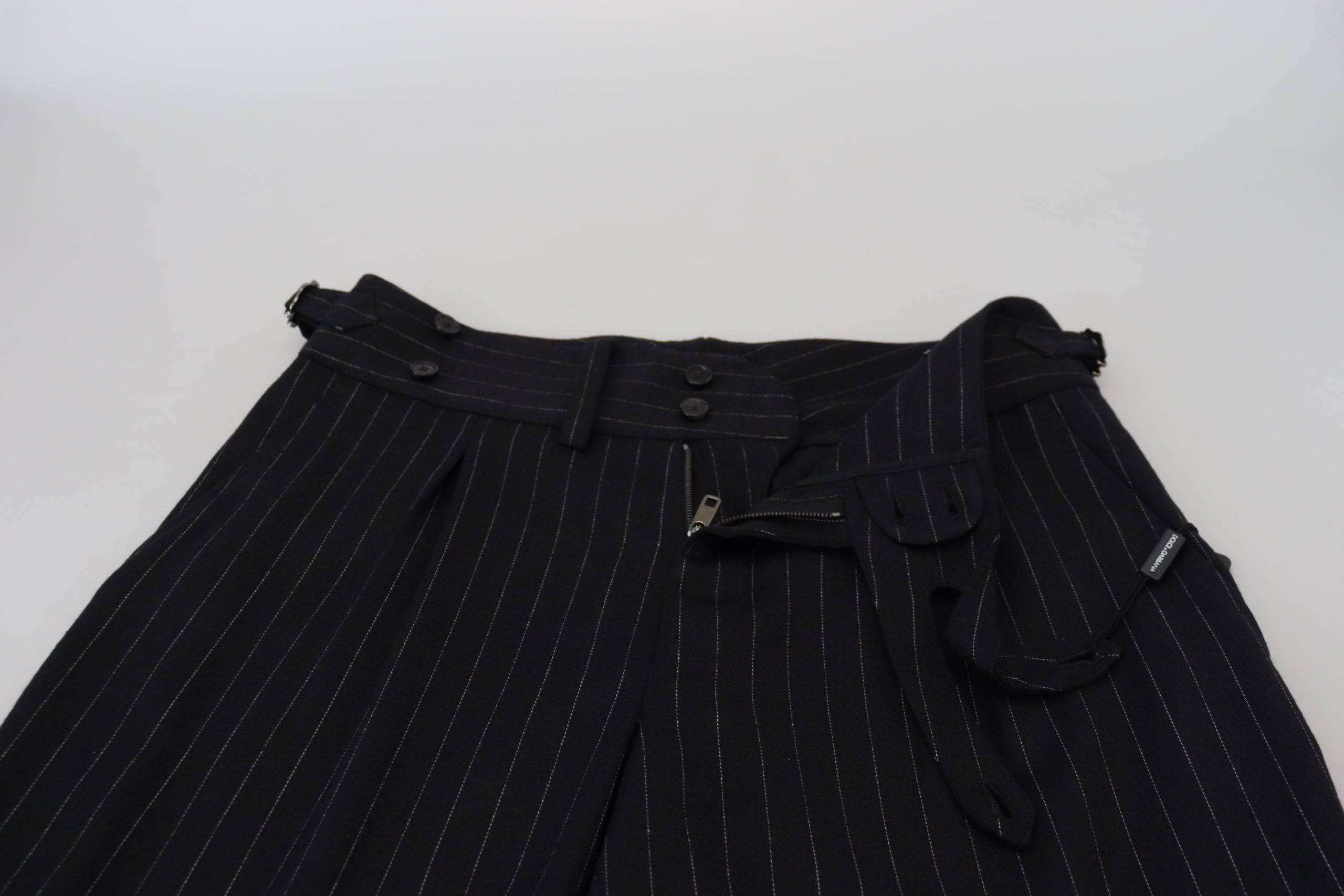 Pantalon chino en laine noire à rayures de Dolce & Gabbana, style élégant et tissu doux, visible en détail sur l'image.
