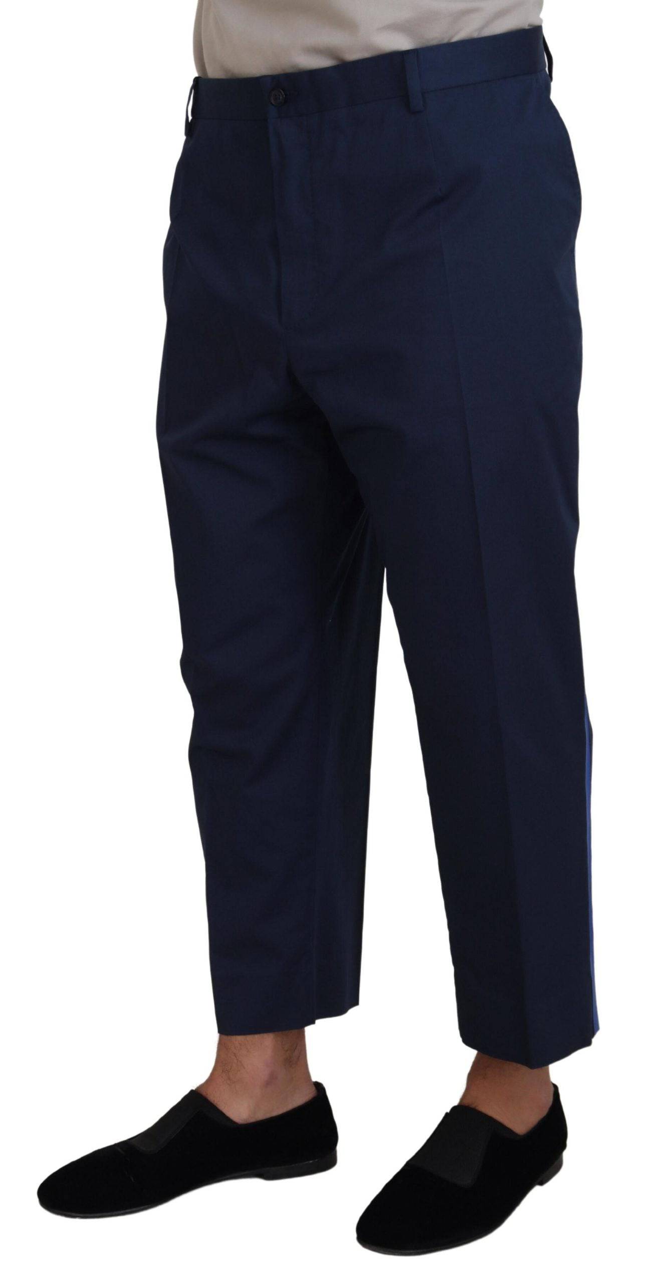 Pantalons hommes Dolce & Gabbana en coton bleu, coupe courte, avec détails modernes et style élégant visible sur l’image.