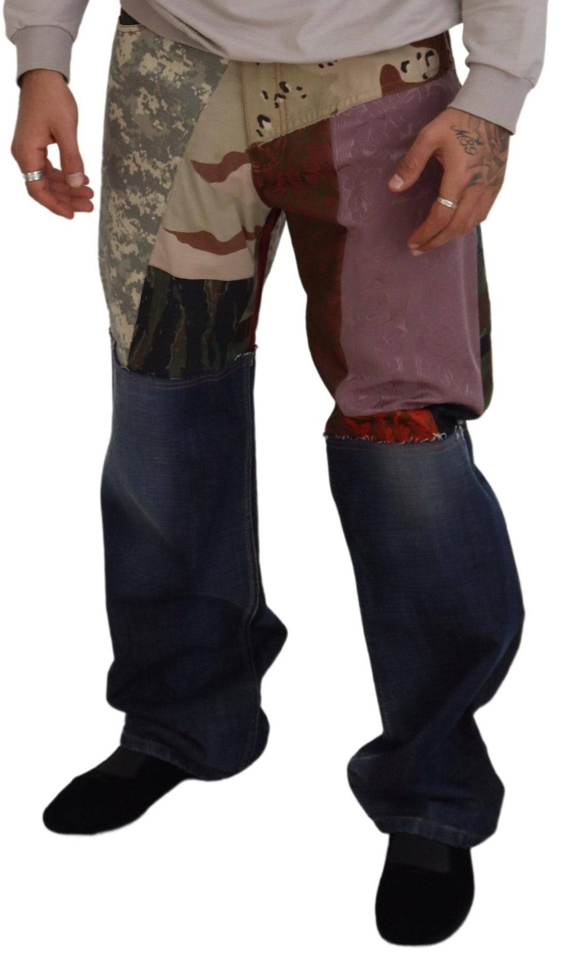 Jeans homme Dolce & Gabbana en denim avec patchwork en soie multicolore, style élégant et coloré.