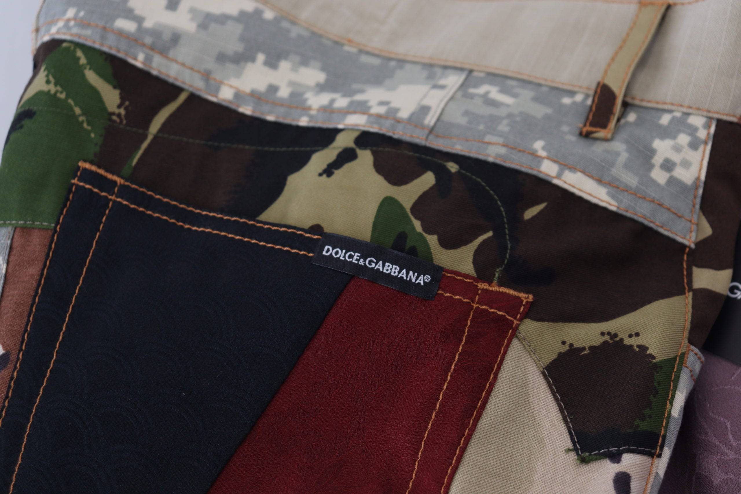 Jeans en denim pour homme Dolce & Gabbana en patchwork multicolore en soie, mode élégante et sophistiquée.