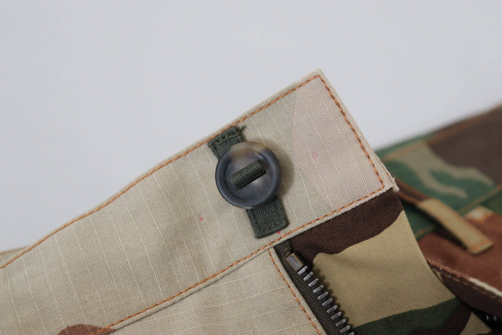 Jeans pour homme en denim Dolce & Gabbana avec patchwork en soie multicolore, détail visible sur le devant.