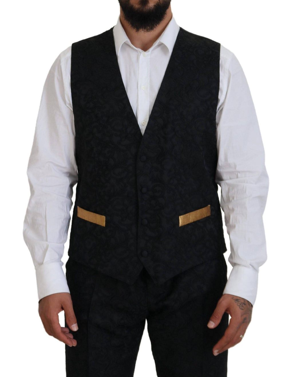 Costume noir et or Dolce & Gabbana, smoking slim fit avec détails luxueux, visible en gros plan sur l'image.