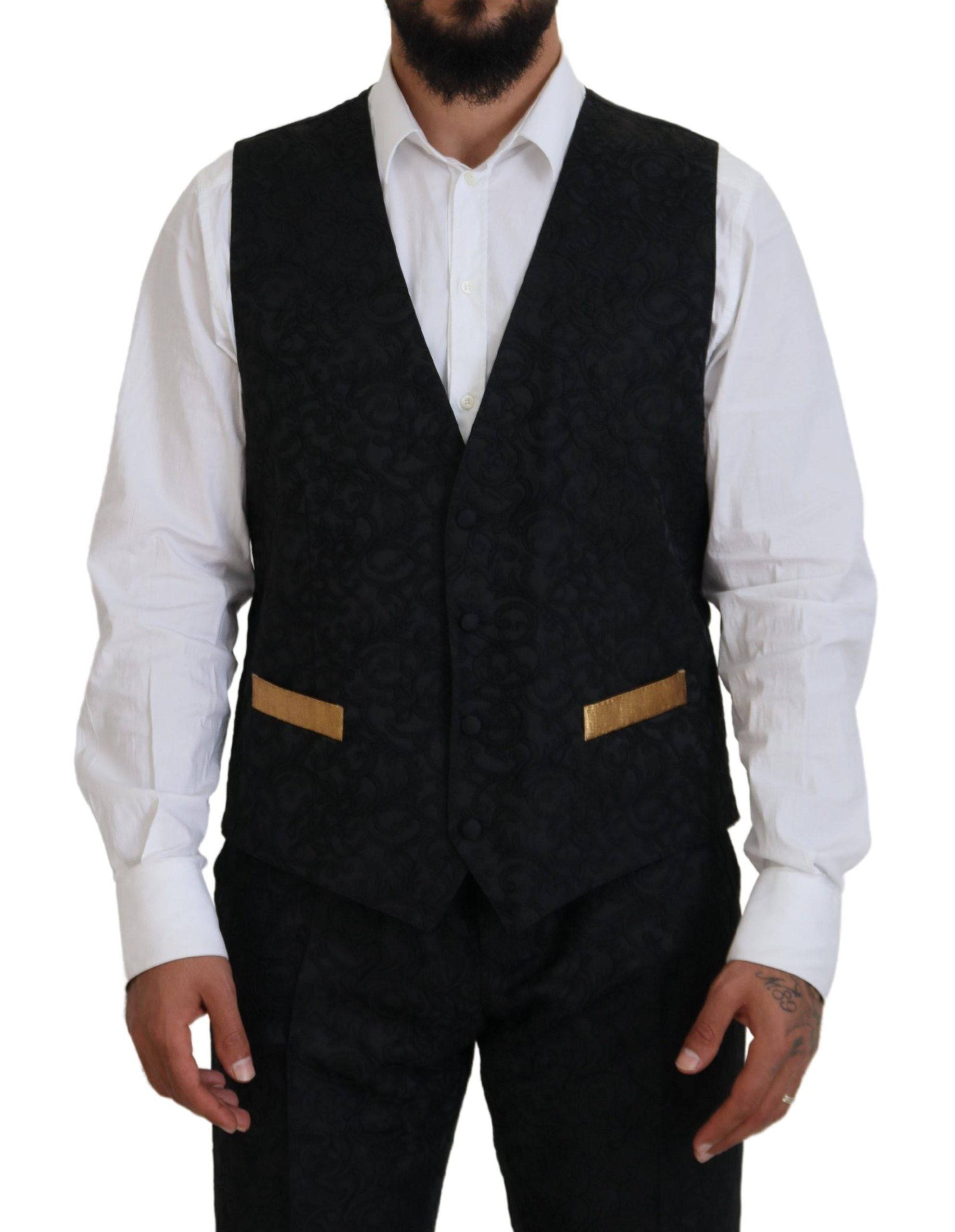 Costume noir et or Dolce & Gabbana, smoking slim fit avec détails luxueux, visible en gros plan sur l'image.