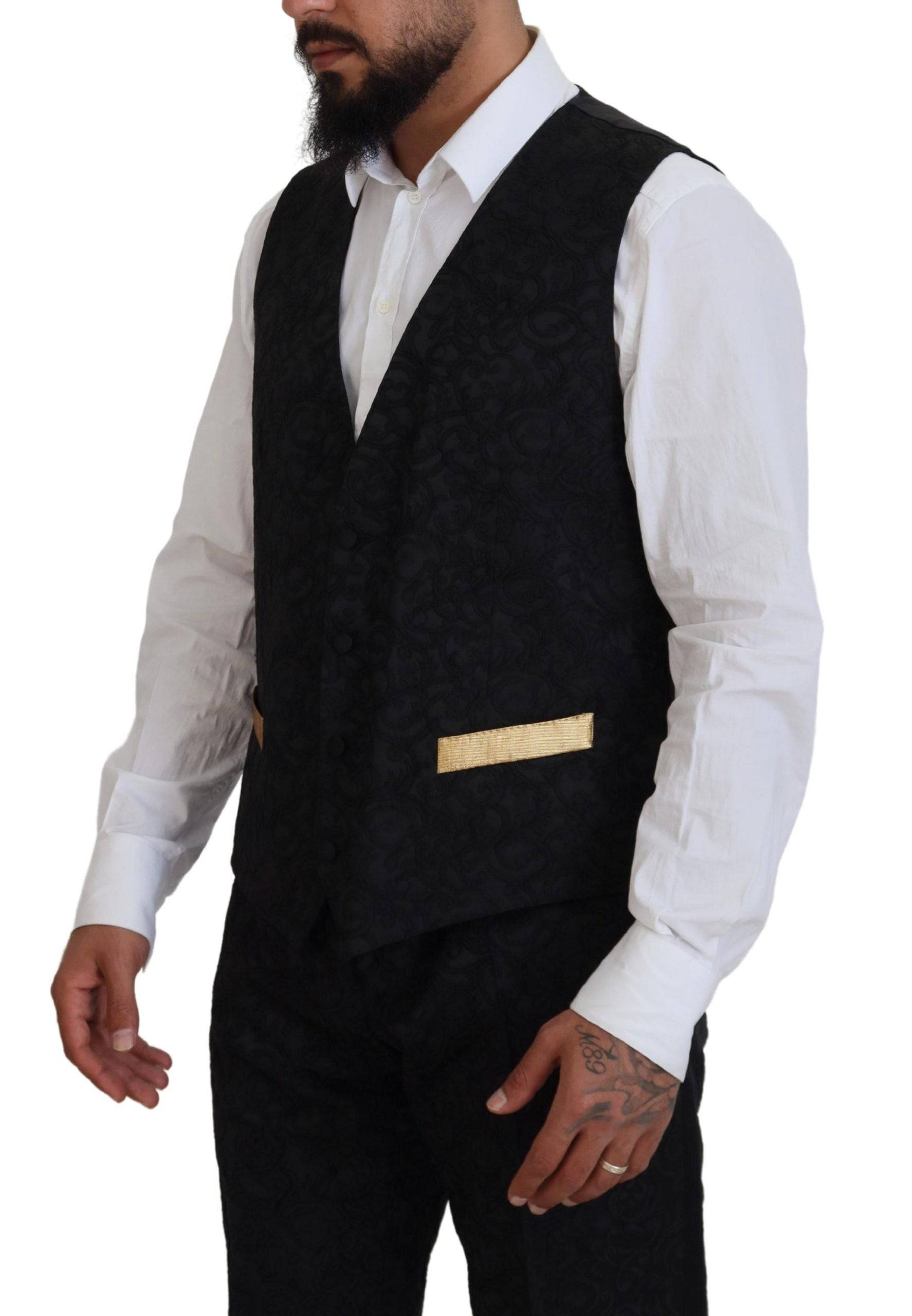 Costume de smoking slim noir et or Dolce & Gabbana, style fantaisie avec détails élégants, adapté pour occasions formelles.
