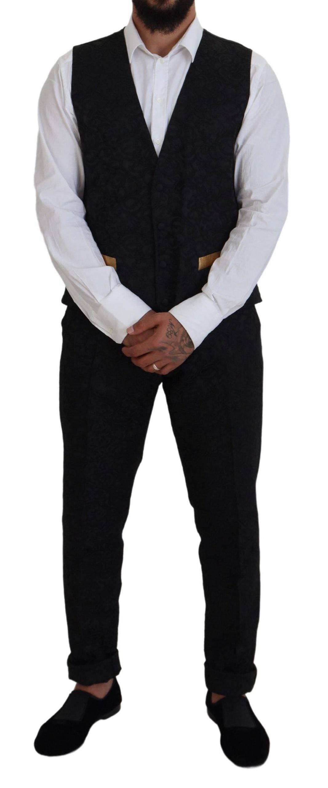 Costume de smoking slim fit noir et or Dolce & Gabbana, élégant avec détails fantaisie, visible sur le mannequin.