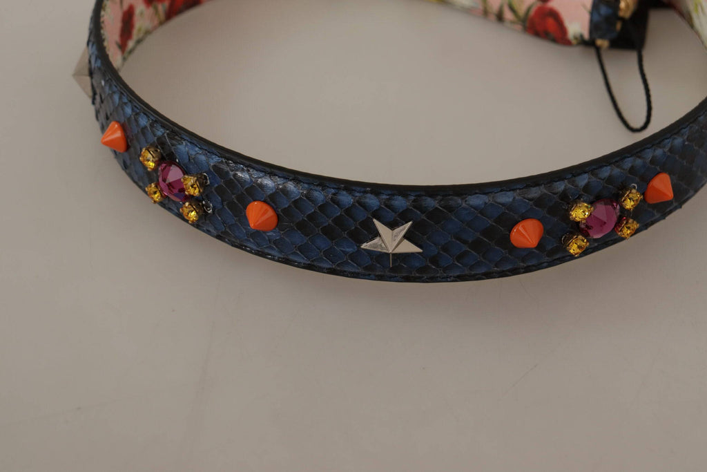 Sangle réversible en cuir exotique bleu avec cristaux, conçue par Dolce & Gabbana, pour sac à main ou accessoire de mode.