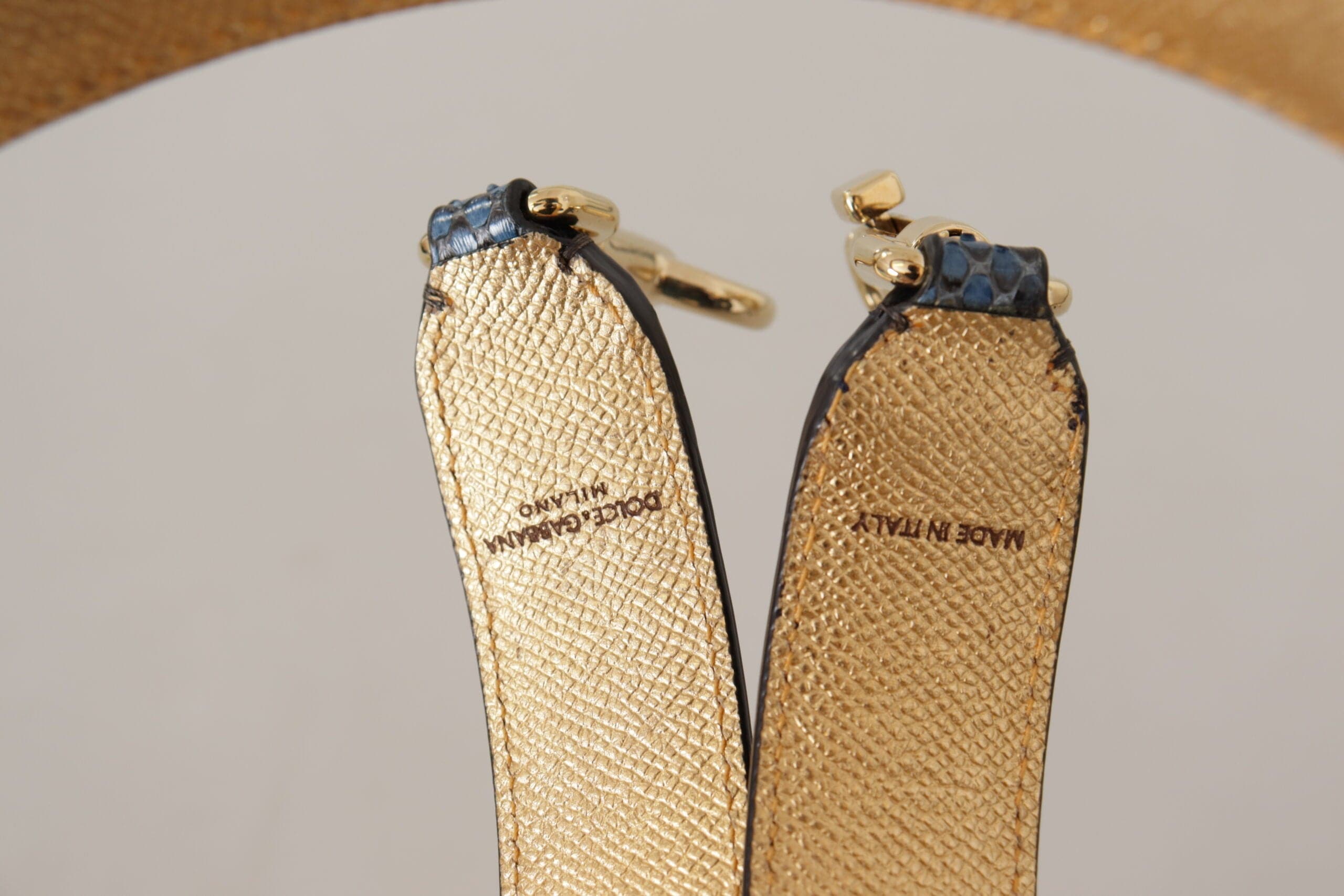 Sangle d'épaule en cuir exotique bleue avec cristaux par Dolce & Gabbana, pour sac à main élégant et glamour.