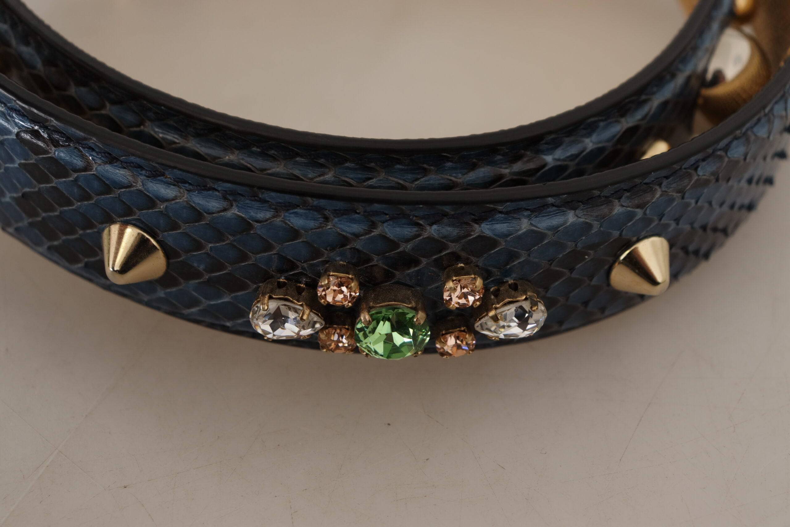 Sangle d’épaule en cuir exotique bleu Dolce & Gabbana avec cristaux, pour sac à main élégant et luxueux.
